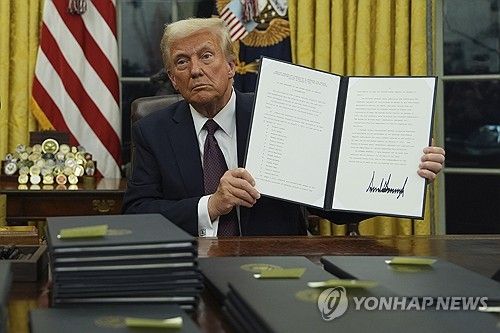 의회폭동 사면 행정명령 서명한 트럼프 미국 대통령