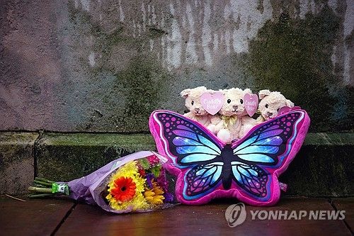 법원 앞에 추모객이 놓아둔 인형과 꽃