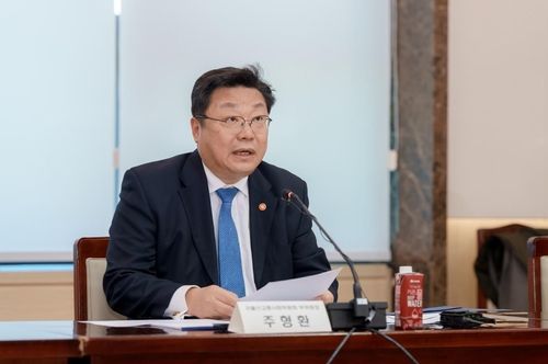 (서울=연합뉴스) 주형환 저출산·고령사회위원회 부위원장이 23일 정부서울청사에서 관계부처와 함께 제8차 인구비상대책회의를 열고 "지난해 연간 합계출산율은 당초 예상했던 0.74명을 넘는 0.75명을 기록할 것으로 기대한다"고 밝혔다. 2025.01.23. [저출산·고령사회위원회 제공. 재판매 및 DB 금지]