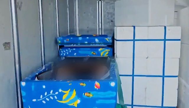 냉동탑차 아이스박스에 숨은 외국인