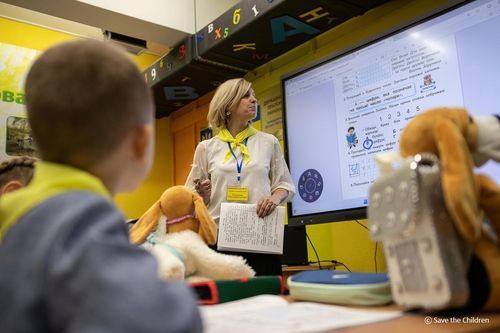우크라이나 하르키우시 지하철에 설치된 학교에서 대면 수업을 받는 아르템(6) 군.