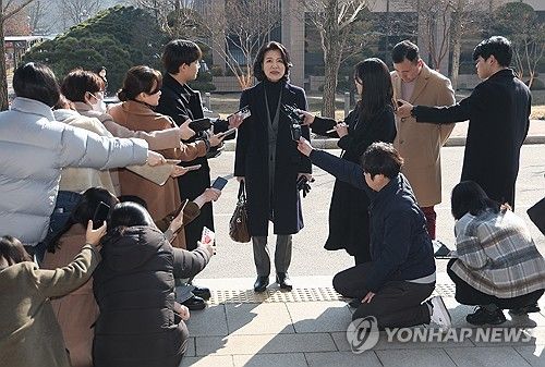 이진숙 방통위원장 둘러싼 취재진
