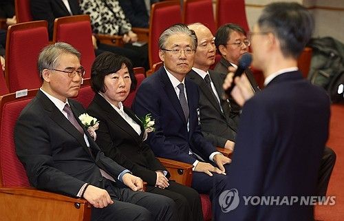 헌법재판소장 권한대행 발언 듣는 재판관들