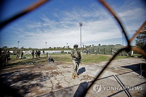 멕시코 북부 도시에 설치 중인 이주민 임시 거주시설