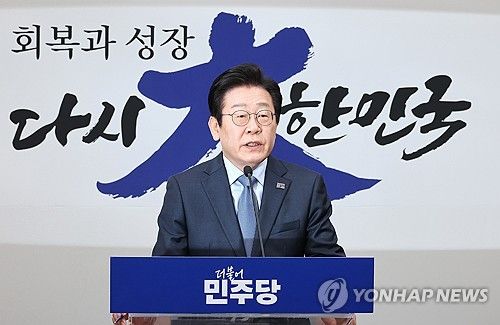 질문에 답변하는 이재명 대표