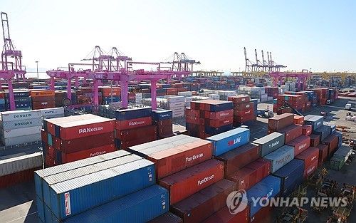 수출입 컨테이너 쌓인 인천신항