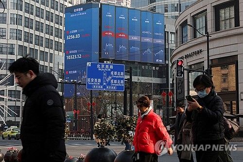 중국 상하이의 증시 전광판 