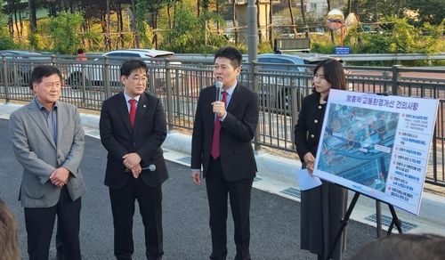 지난해 영종역 환경 개선 건의하는 김정헌 중구청장(사진 왼쪽 세 번째)