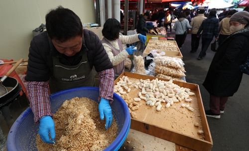 한과 만드는 분주한 손길