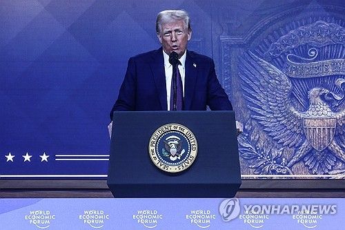 화상으로 다보스포럼 연설하는 트럼프