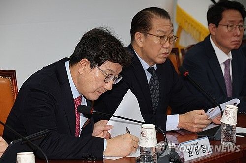 메모하는 권성동 원내대표