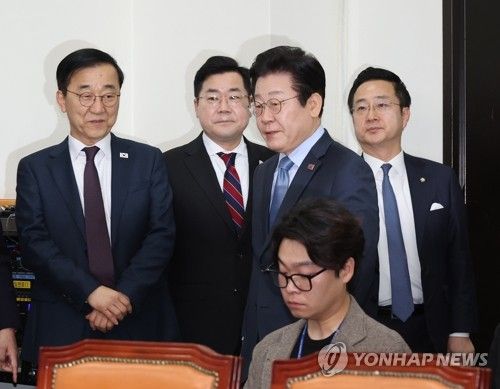 기자회견장 들어서는 이재명 대표