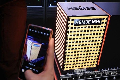 CES에서 선보인 SK하이닉스 HBM3E 16단