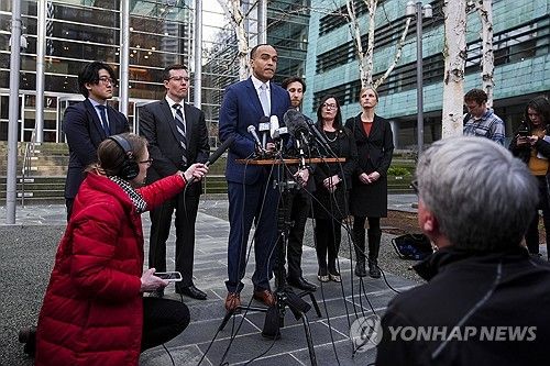 워싱턴주 법무장관 닉 브라운이 23일(현지시간) 시애틀 법원 앞에서 발언하고 있다.