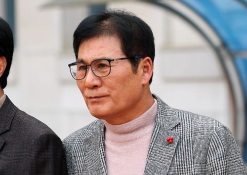 '뇌물수수' 혐의 재판 받고 나오는 이상익 함평군수