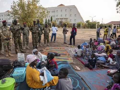 폭동을 피해 남수단 군부대로 도피한 남수단 거주 수단 국민들