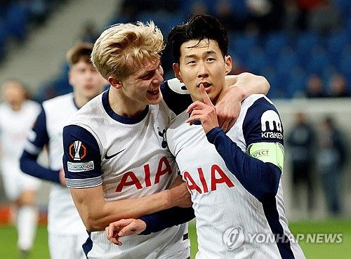 득점포를 터트린 뒤 골 세리머니를 펼치는 손흥민