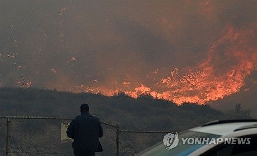 22일(현지시간) LA 북부에서 발생한 산불이 확산하고 있다.