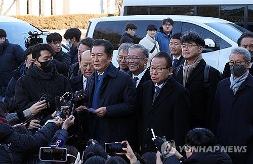 취재진 질문에 답하는 국회 측 법률대리인