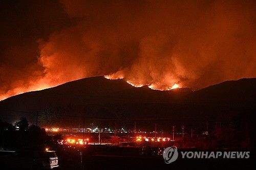 22일 LA 북부 캐스테이크호 인근에서 확산 중인 산불