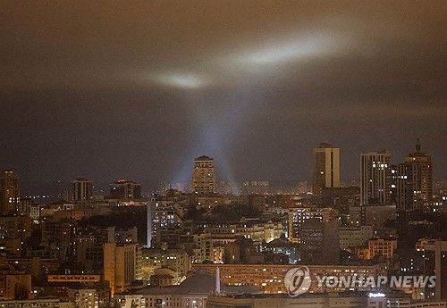 13일(현지시간) 러시아 드론 찾으려 탐조등 동원하는 키이우