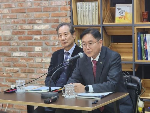 충남도청에서 기자회견하는 이창기(왼쪽)·정재근 대전충남행정통합민관협 공동위원