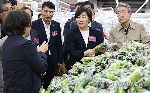 가격 살피는 송미령 농식품부 장관과 강호동 농협회장