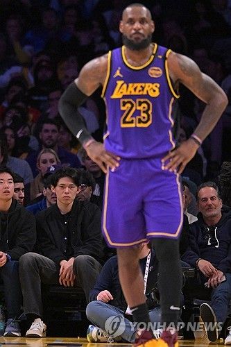 LA 레이커스 경기를 관전하는 사사키(왼쪽에 앉은 사람)