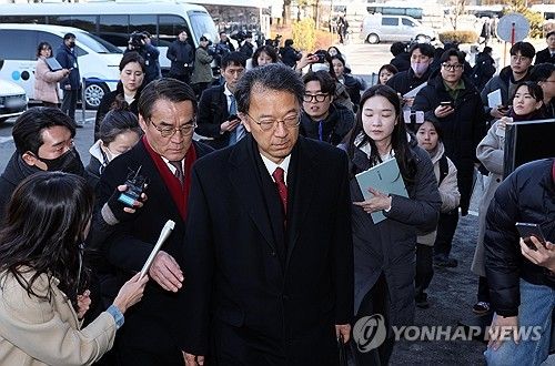 헌재 도착한 윤 대통령 변호인단