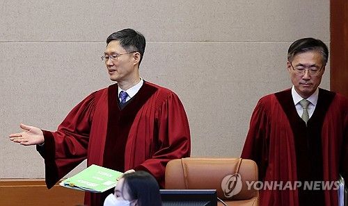 심판정 입장하는 문형배 권한대행-김형두 재판관