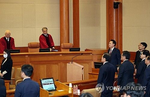 자리에서 일어난 윤 대통령