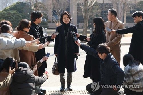 직무 복귀한 이진숙 방통위원장, 취재진 질문에 답변