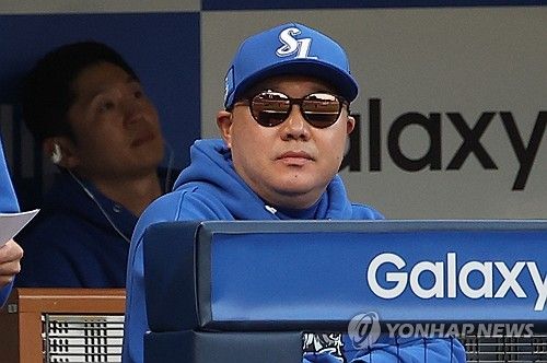 경기 지켜보는 박진만 감독