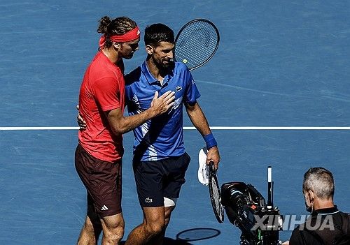 츠베레프(왼쪽)와 조코비치