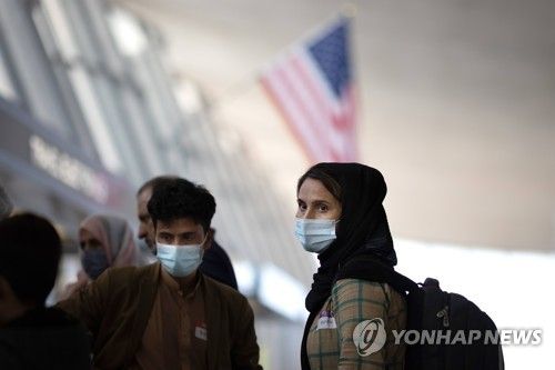 2021년 8월 미군의 아프가니스탄 철수 당시 함께 탈출한 아프간 난민들. [AFP=연합뉴스 자료사진. 재판매 및 DB 금지]