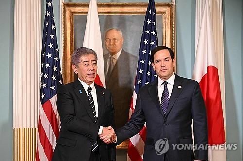 21일 미국 워싱턴 DC 국무부에서 악수하는 미국과 일본 외교장관