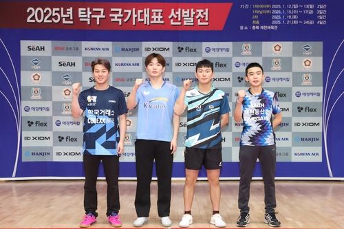 대한탁구협회 운영 국가대표로 뽑힌 이승수(맨 오른쪽)와 선수들