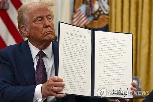 JFK 기밀자료 해제 행정명령 서명한 트럼프 미 대통령