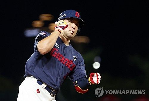 전준우, 시즌 13호 홈런 세리머니