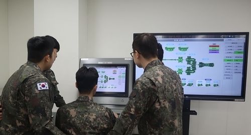 한화시스템이 개발한 함전추진체계 상태기반진단체계를 시험운용하는 해군 교육생