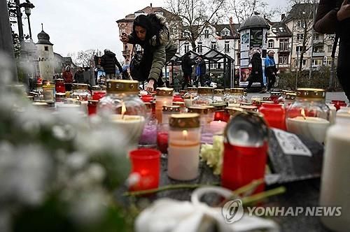 지난 22일 발생 독일 공원 흉기난동 현장에서 희생자 추모하는 여성