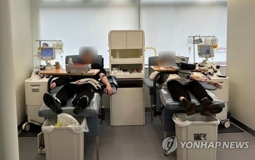 헌혈의집 광화문센터에서 헌혈 중인 시민들