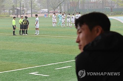 경기 지켜보는 손준호