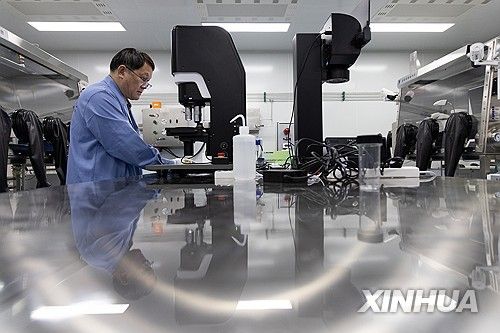 중국 우주탐사선 '창어 6호'가 채취해온 달 샘플을 분석하는 과학자