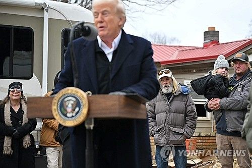 허리케인 피해 지역 방문한 트럼프