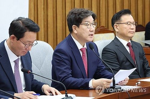 발언하는 권성동 원내대표