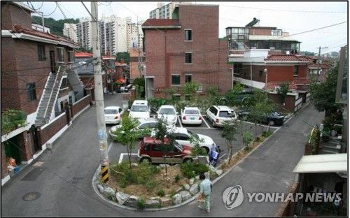 주택가에 조성된 소규모 주차장