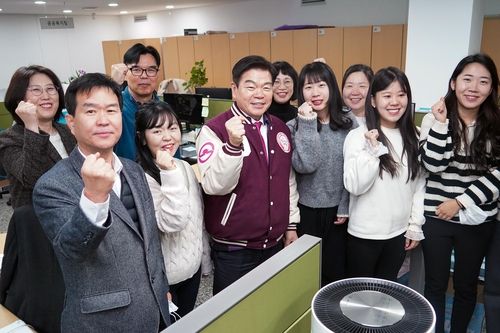 답십리1동주민센터를 방문한 이필형 동대문구청장(중앙)