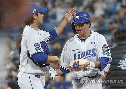 원태인에게 축하받는 김영웅