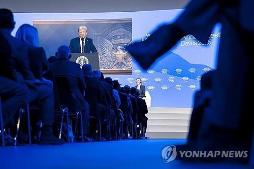 트럼프 대통령 화상연설 듣는 청중들